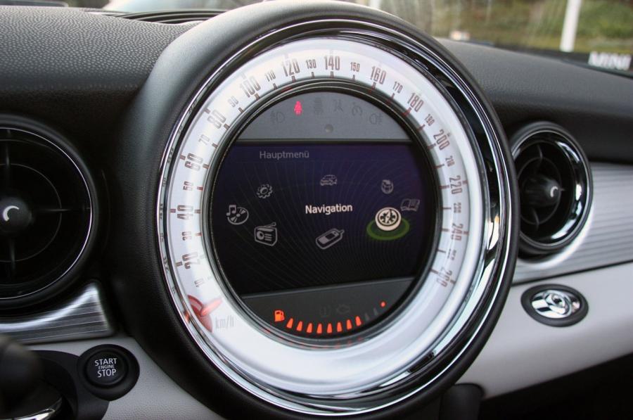  Mini Cooper S Cabrio 2012 года  (фото 29 из 51)